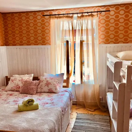 Cozy Roosi Guest Apartment 2, Free Parking Apartment *